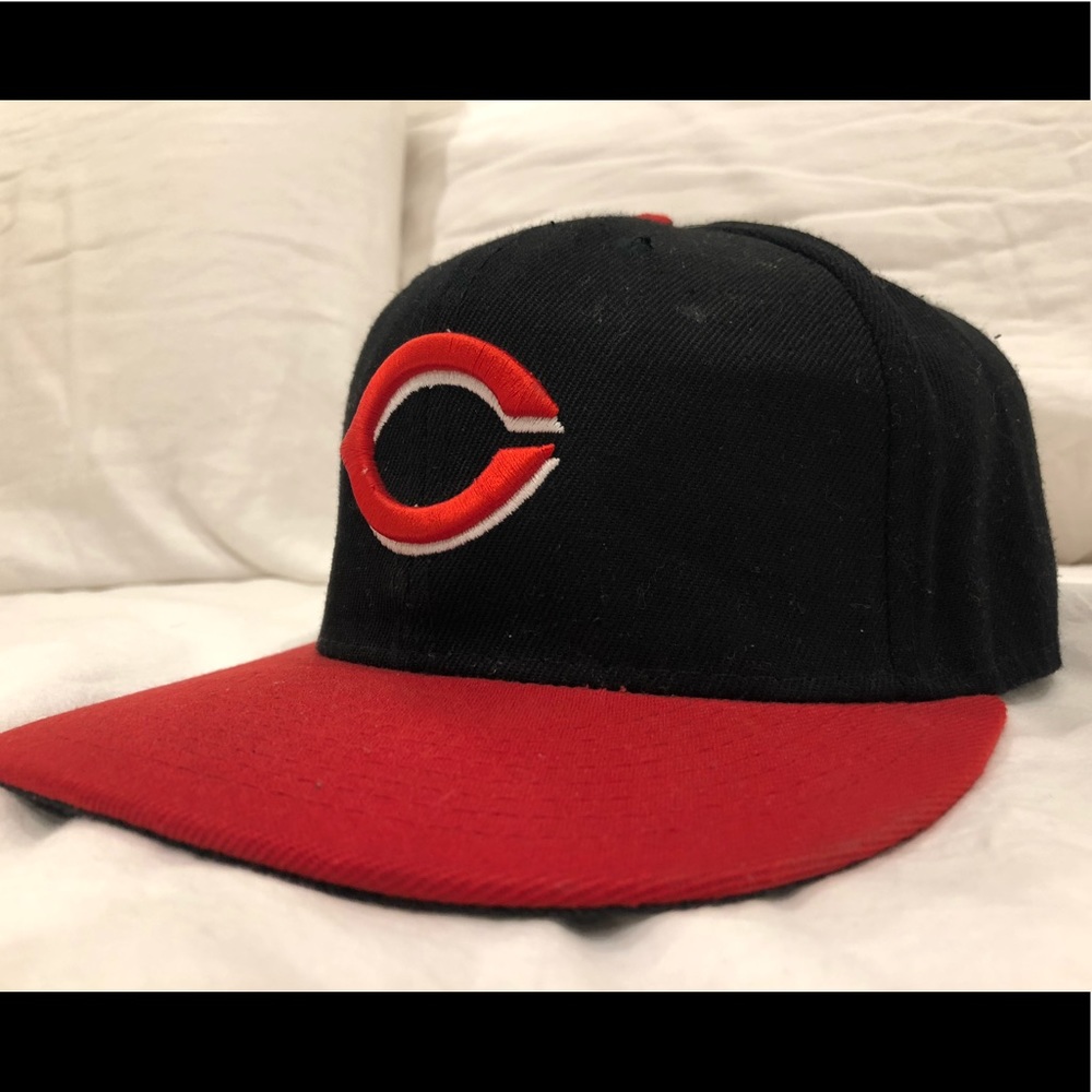 Cincinnati Reds fitted hat. Size 7 3/8